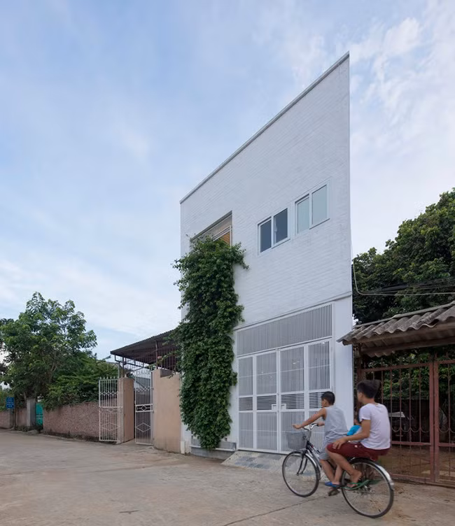 Tọa lạc tại Thạch Thất, Hà Nội, căn nhà siêu mỏng được xây trên phần góc xéo cắt ra từ một mảnh đất lớn, hình dạng méo mó và chật chội.