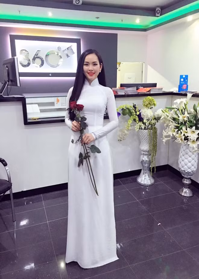 Theo tìm hiểu của cư dân mạng, bà mẹ ba con xinh đẹp có màn đọ sức với Hoa hậu Phạm Hương vừa qua có tên Nguyễn Thị Khuyên, hiện đang sinh sống cùng chồng và 3 con nhỏ tại Đức.