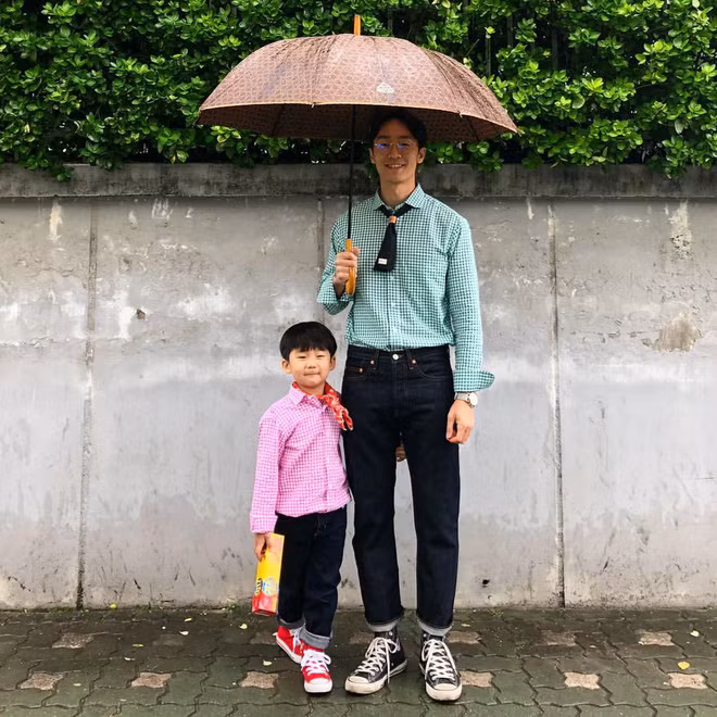 Ông bố có gương mặt khá điển trai, dáng người cao ráo và có phong cách thời trang chất lừ. Cậu con trai cũng chẳng hề kém cạnh chút nào. Vì thế, hai bố con chỉ cần đứng cạnh nhau thôi, mọi thứ còn lại cứ để mẹ lo.
