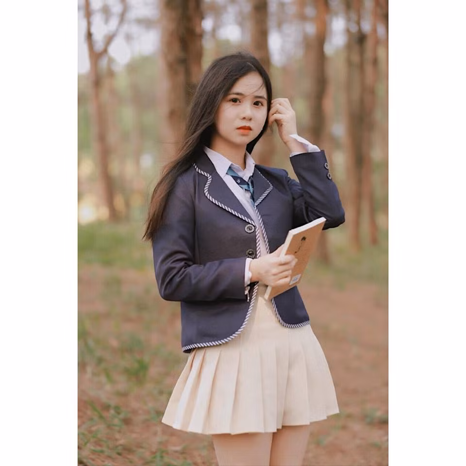 Hồng nhập học ĐH Luật từ ngày 22/7 do được tuyển thẳng. Trước đó, cô gái từng đạt giải nhì học sinh giỏi môn Văn tỉnh Lào Cai và huy chương đồng học sinh giỏi Văn khu vực Duyên hải Bắc Bộ.