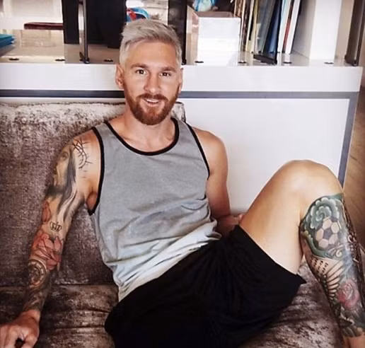 Mới nhất, Lionel Messi cũng gia nhập hàng ngũ các cầu thủ nhuộm tóc bạch kim điển trai trên thế giới. Bộ tóc trắng, hàng râu quai nón và những hình xăm làm cho El Puga trở nên vô cùng mạnh mẽ và nam tính.