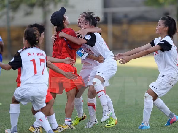 Điều thú vị là U14 nữ Việt Nam đã đụng độ U14 Thái Lan ở trận chung kết sau đó. Và các cô gái nhí tiếp tục đánh bại đối thủ láng giềng với tỷ số 2-1 để giành chức vô địch.