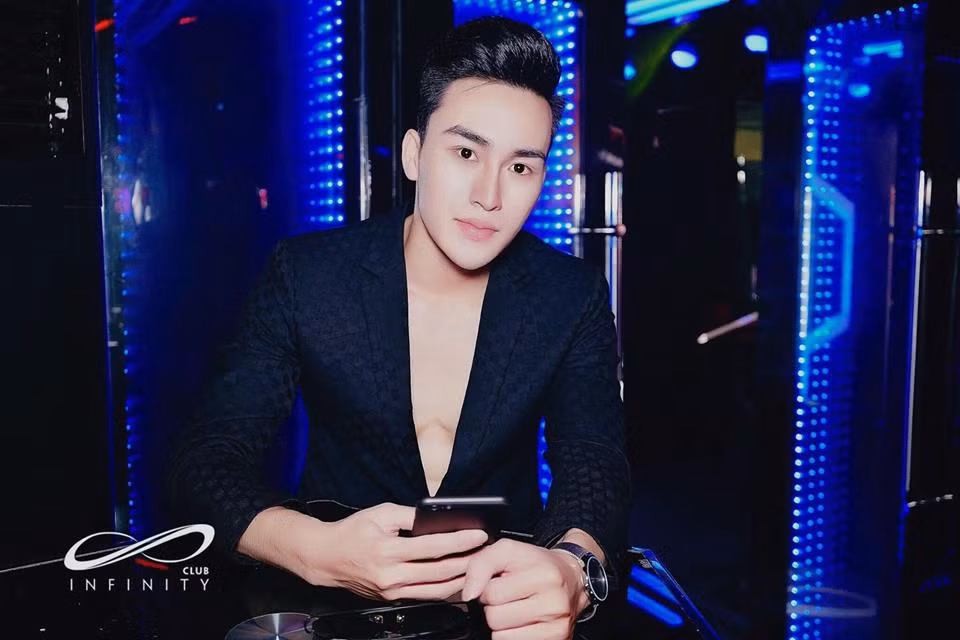 Ngọc Minh được nhiều cô gái trẻ tán thưởng chụp ảnh và quay video mỗi khi bước vào những điệu nhảy quyến rũ của mình tại các quán bar.