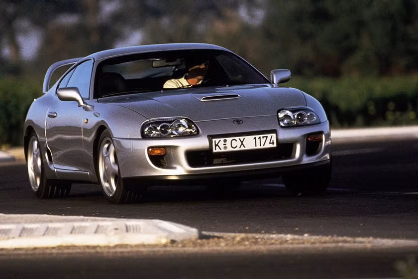 Toyota Supra được coi là mẫu xe thể thao vĩ đại bậc nhất mà Toyota từng sản xuất, và thời kỳ đỉnh cao của dòng xe huyền thoại này đến từ thế hệ thứ 4 - Supra Mark IV. Xe được trang bị động cơ 2JZ-GTE 6 xi-lanh dung tích 3.0L và có thiết kế lột xác so với thế hệ tiền nhiệm. Dù đã tồn tại hơn 2 thập niên, Supra Mark IV đời 1994 hiện vẫn được rao bán với mức giá khoảng 35.000 USD, không chênh lệch quá nhiều so với mức giá ban đầu là 42.800 USD.