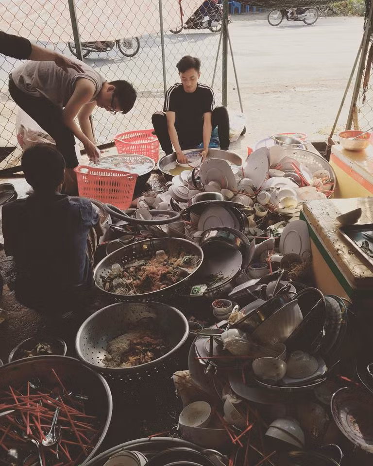 Rửa bát thường gắn liền với hình ảnh của các cô gái. Nhưng mới đây hình ảnh một anh chàng bị bao vây bởi núi bát đĩa đã trở thành tâm điểm chú ý của cộng đồng mạng và rất nhiều ý kiến trái chiều.