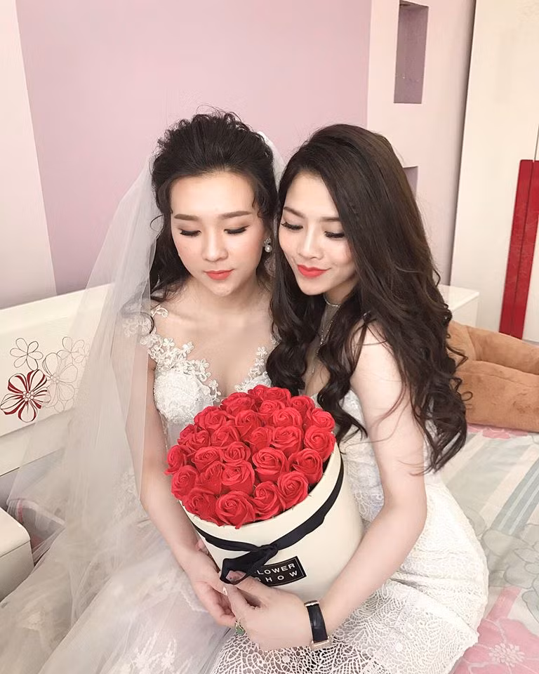 Chính sự hoành tráng trong buổi rước dâu cũng như độ nổi tiếng của Quỳnh Nga khiến trang cá nhân của cô nàng xinh đẹp đất mỏ này trở thành tâm điểm của mọi sự chú.