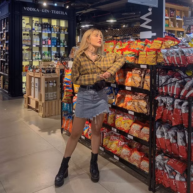Set sơ mi - chân váy jeans với item không thể phù hợp hơn giúp cô bạn có nickname @jaepau đạt đủ tiêu chuẩn cool ngầu.