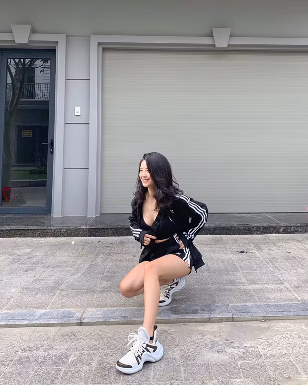 @han.hang khoe được cả phong cách khoẻ khoắn lẫn đôi chân thon dài khi phối cả cây adidas với đôi sneaker Archlight đình đám của Louis Vuitton.