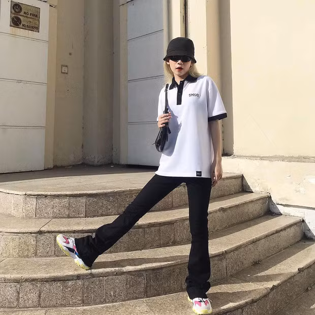 @mycheuu "phá dớp" cho chiếc áo polo khô khan với loạt phụ kiện thời thượng: mũ bucket, giày chunky sneaker.