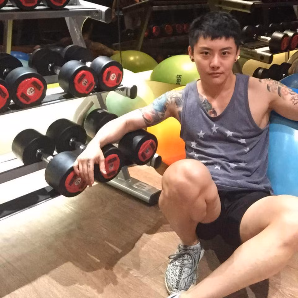 Những múi cơ cuồn cuộn, hình xăm phủ trên vai và khuôn mặt vuông đậm nét nam tính của HLV thể hình chuyển giới Jybb khiến nhiều người nghĩ anh là một anh chàng chuẩn men chứ chẳng ai nghĩ rằng anh từng là một cô gái.