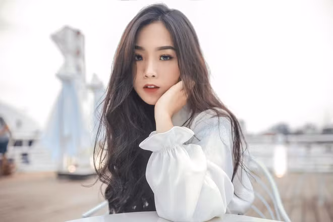 Hiện tại, Sarah cao 1m63, nặng 49kg, vòng nào ra vòng đó. Nhờ 2 dòng máu lai của mình, mà cô nàng còn sở hữu nhan sắc rất ấn tượng với gương mặt Vline đúng chuẩn, mũi cao, đôi môi chúm chím và một nụ cười rạng rỡ.