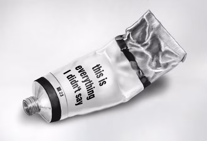 Những điều không được nói ra được dấu kín trong tuýp màu vẽ màu đen.