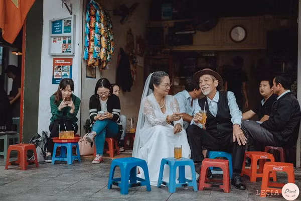 Chỉ sau ít giờ đăng tải, bộ ảnh kỷ niệm 50 năm ngày cưới đáng yêu của cặp vợ chồng nghệ sĩ già nhận được yêu thích của cư dân mạng, đặc biệt là các bạn trẻ.