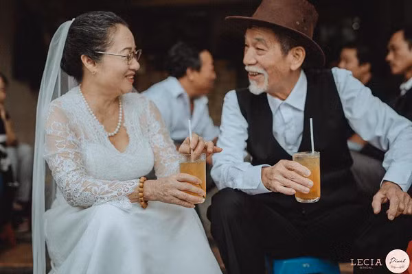 Ngồi góc trà chanh nhà thờ, vợ chồng nghệ sĩ Mai Ngọc Căn cùng nhau ôn lại những câu chuyện xưa, cái thời mà "chạm tay nhau một giây thôi là nhớ nhau cả đời" (lời bài hát Ông Bà Anh đang rất thịnh hành trên mạng xã hội).