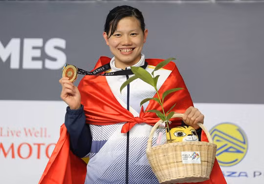 Ánh Viên chính là một trong số những cái tên được nhắc đến nhiều nhất trước, trong và sau SEA Games 29. Kình ngư trẻ người Cần Thơ này vẫn giữ vững phong độ như cách đây 2 năm tại Singapore khi luôn là người mang về nhiều HCV nhất cho đoàn thể thao Việt Nam. Ở kì đại hội lần này, "tiểu tiên cá" đã mang về 8 chiếc HCV và khẳng định mình là nữ kình ngư số 1 ĐNÁ. Ảnh: Tổ Quốc