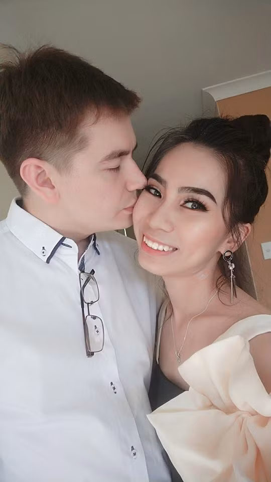 Khi biết tin cô gái bị bệnh nặng, Gennady đã lo lắng đến mức trốn việc để ngay lập tức bay về bên cạnh, chăm sóc cho Mai Chu. Điều này khiến anh bạn 9X người Úc bị khiển trách và suýt mất việc.