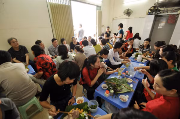 Mới đây, trong một lần giao lưu trực tuyến với người hâm mộ sau khi trở về từ Trung Quốc, khi được hỏi thích ăn món gì nhất, chàng trung vệ đội tuyển U23 Việt Nam tiết lộ món bún đậu mắm tôm là món khoái khẩu của mình và ăn cùng khi có dịp.