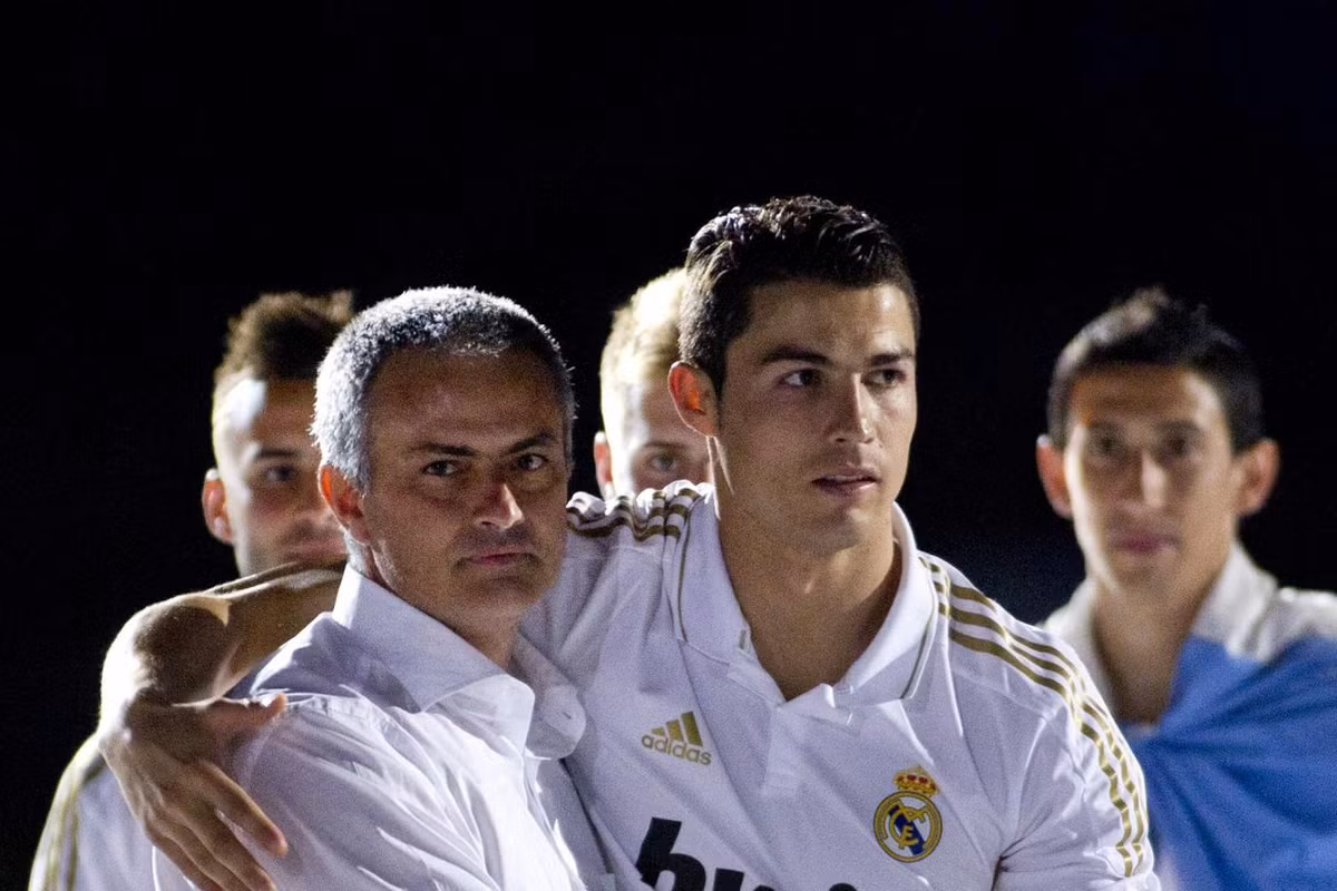 Ông thầy Mourinho thì đang tỏ ra bất lực tại Chelsea còn cậu học trò Cris Ronaldo thì đang tỏ ra không vui khi vị trí độc tôn của mình tại Real Madrid bị lung lay nghiêm trọng.
