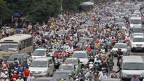 Trong ngày bạn trở lại trường học, cũng sẽ có rất nhiều sinh viên, nhân viên trở lại nơi làm việc, học tập của mình. Việc tắc đường là chuyện thường thấy trong những ngày này. Vậy nên các bạn sinh viên cần dậy sớm hơn để tránh sự cố muôn thuở này.
