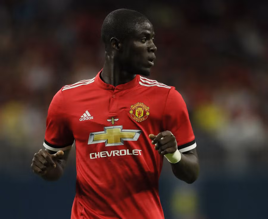 Đá cặp với Victor Lindelof trong đội hình của M.U cũng là một "cây sào" thực sự mang tên Eric Bailly. Cầu thủ cao 1m87 này không những cao mà còn sở hữu tốc độ và những pha tắc bóng khá chính xác.