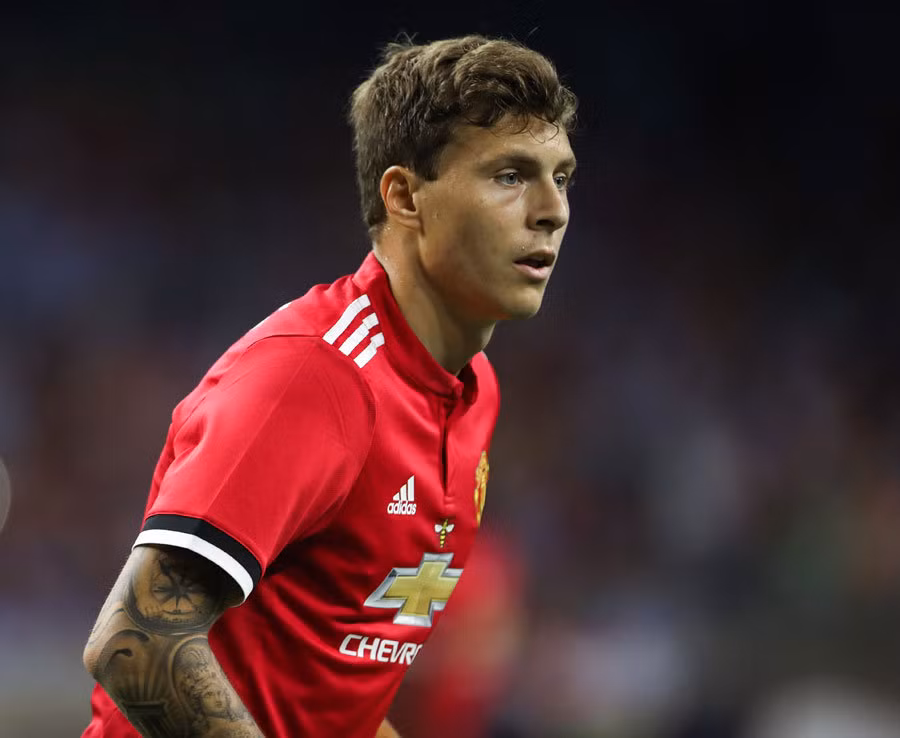 Án ngữ trước khung thành đội hình "dài chân" của CLB M.U là tân binh Victor Lindelof. Với chiều cao 1m87, cầu thủ người Thụy Điển này sẽ khiến ban huấn luyện yên tâm với những pha bóng bổng điển hình của giải Ngoại hạng Anh.