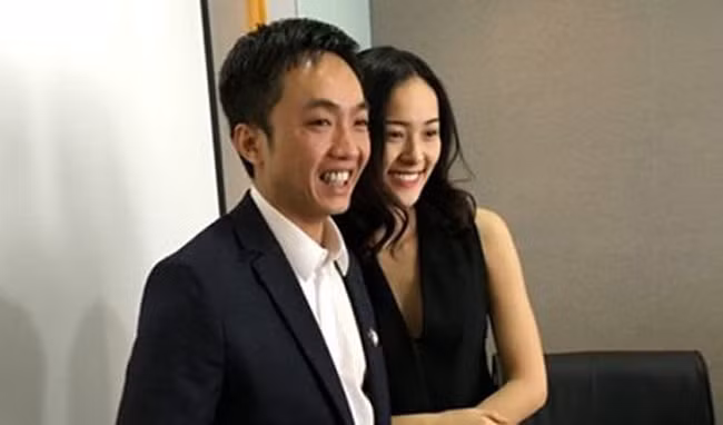 Nếu như chuyện tình với Hà Hồ được giấu kín một thời gian và ít khi chia sẻ thì khi đến với Hạ Vi, Cường Đôla cởi mở hơn. Hạ Vi cũng nhanh chóng trở thành thư ký cho công ty của Quốc Cường sau 3 tháng bị phát hiện hẹn hò.