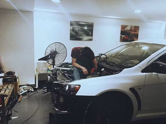 Một hình ảnh bất ngờ về Cường đôla khi sửa lại xế sang tại gia. Bức hình được chính người yêu Hạ Vi chụp lại.