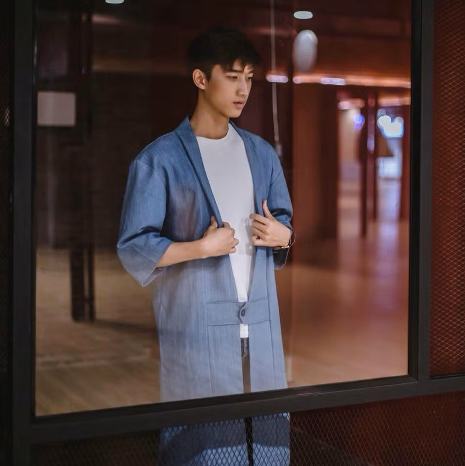 Với làn da sáng, sống mũi cao cùng đôi mắt một mí, 9X Lào được nhận xét đẹp trai không kém tài tử Hàn Quốc.