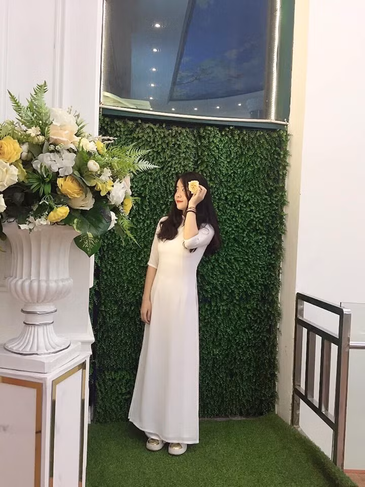 Biến nỗi buồn thành động lực thay đổi chính mình, Hương Ly quyết tâm thoát khỏi cuộc sống trầm lặng, mặc cảm bằng quyết tâm lột xác để người khác có cái nhìn tích cực hơn.