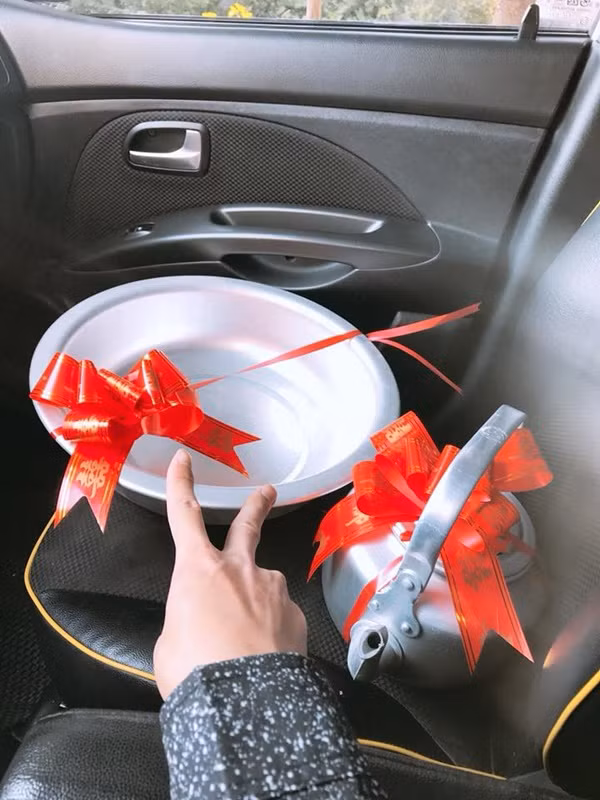 Hầu hết đều gật gù khen ngợi tính sáng tạo của nhóm bạn khi nghĩ ra món quà vừa hữu ích lại chứa chan tình cảm như vậy.