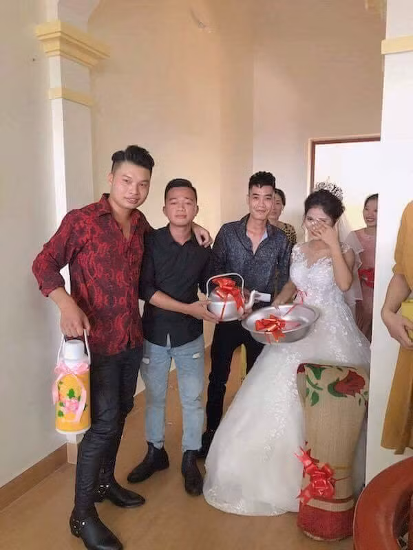 Nếu để ý kĩ, tất cả những món quà cưới đều được bạn bè cô dâu, chú rể thắt nơ và nâng niu cẩn thận trước khi trao đến tay buổi hôn lễ.
