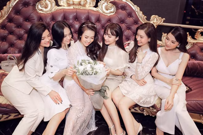 Ước mơ của nhiều người phụ nữ đó là sau khi lấy chồng, sinh con vẫn giữ cho mình được những người bạn thân như thuở còn thanh xuân và được cùng nhau chia sẻ sở thích "yêu chồng chăm con". Mới đây, nhóm 8 hot mom Sài Gòn đã khiến cộng đồng mạng phải ghen tị bởi họ không chỉ xinh đẹp mà còn có một tình bạn rất tuyệt vời.