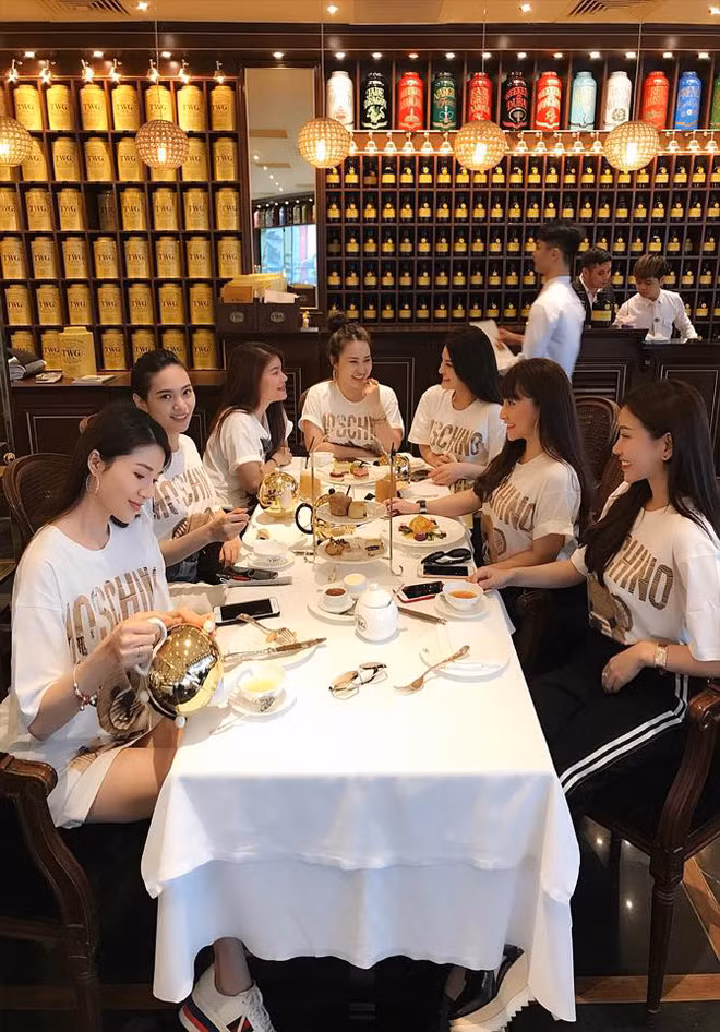 Còn theo thành viên Lam Cúc cho biết, không chỉ các bà vợ chơi với nhau mà chồng của họ cũng nhân cơ hội này tìm được bằng hữu thân không kém các bà vợ của mình.
