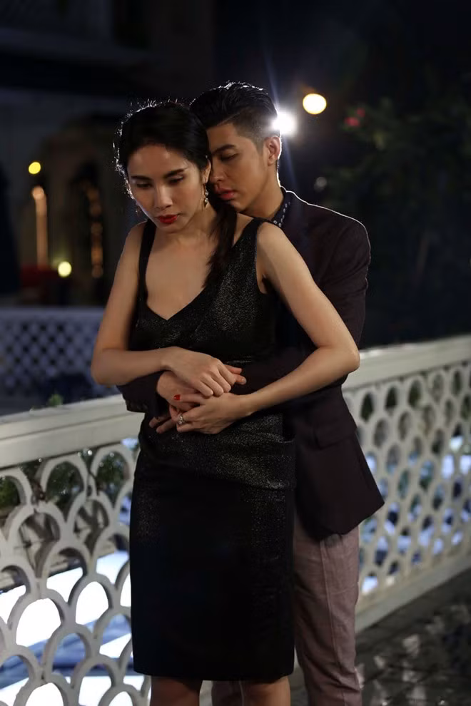 Chàng ca sĩ trẻ tâm sự, việc phải hôn Thủy Tiên là điều không dễ dàng vì anh xem nữ ca sĩ như chị gái, thậm chí cô còn là thần tượng trong sự nghiệp.
