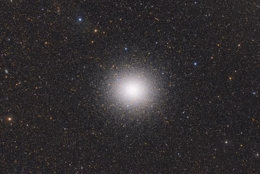 Cụm sao cầu Omega Centauri, được hình thành từ 10 triệu ngôi sao. Nhiều ngôi sao trong đó còn nhiều tuổi hơn cả Mặt Trời. Cụm sao cầu này cách Trái Đất 15.800 năm ánh sáng và đường kính ánh sáng tới 150 năm ánh sáng. (Nguồn: National Maritime Museum).