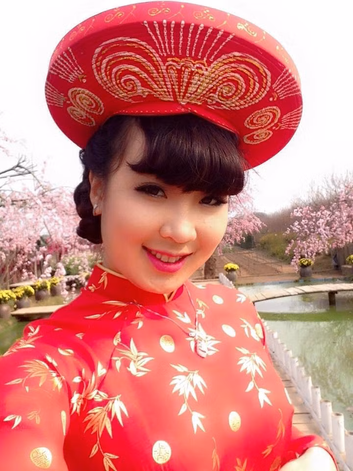 Bằng tài năng của mình trong công việc, Nguyễn Hằng đã có một công việc khá ổn định.