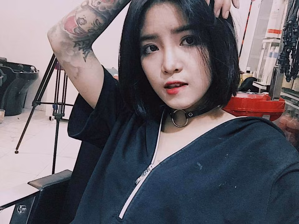 Bắt đầu theo đuổi nghệ thuật từ khi mới 7 tuổi và đi diễn chỉ ngay sau một năm, Hàn Kiều Vy đã gây được nhiều ấn tượng đối với mọi người bởi khả năng và sự cố gắng. Được biết, 9x cũng từng đạt được nhiều giải thưởng nghệ thuật về hát và nhảy, múa.