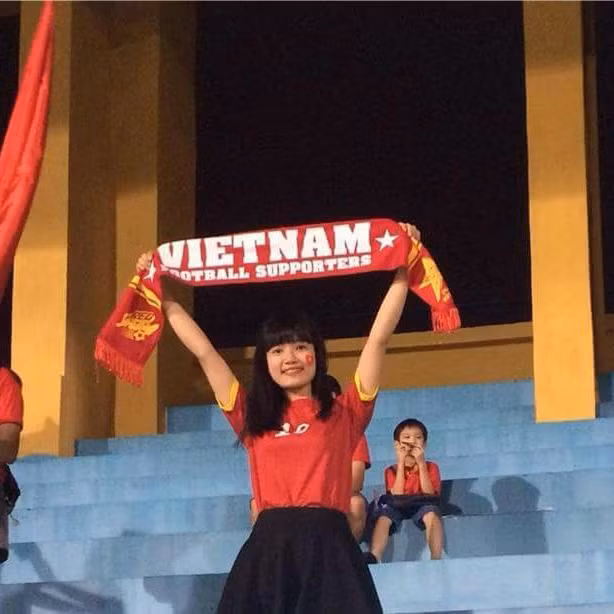 Trong những người đến sân ủng hộ các cầu thủ U19 Việt Nam, không thể thiếu những người thân và đặc biệt là người yêu của các chàng cầu thủ trẻ. Trên khán đài, nhiều phóng viên đã nhận ra cô nàng Minh Ánh, người yêu của "chàng lùn" của U19 Việt Nam - Hồ Minh Dĩ.