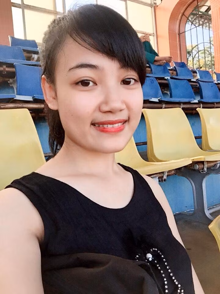 Tháng 9 vừa qua, khi U19 Việt Nam thi đấu tại Hà Nội, cô nàng xinh xắn xứ Nghệ đã lặn lội từ TP HCM để ra Thủ đô để động viên tinh thần "chàng lùn" của mình.