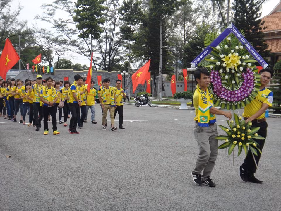 Trong màu áo truyền thống của Hội CĐV SLNA và cầm trên tay lá quốc kỳ, các thành viên của hội CĐV SLNA nghiêm trang xếp thành hai hàng để vào dâng hương.