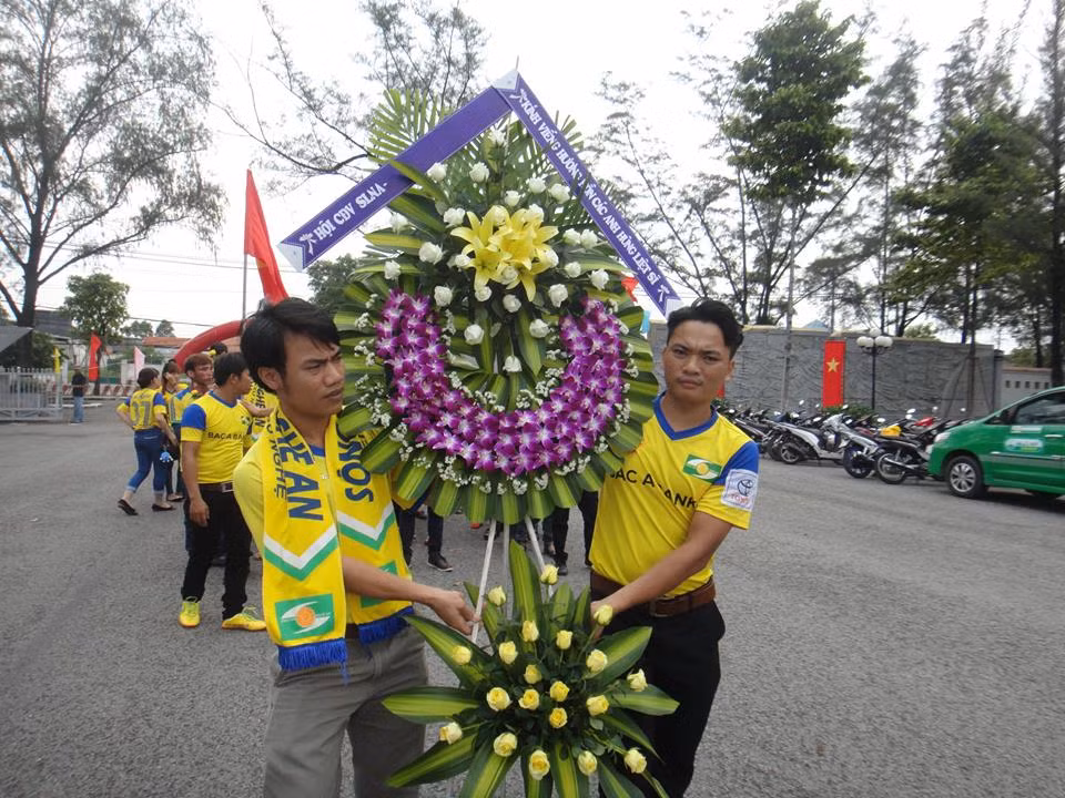 Đại diện cho Hội CĐV SLNA khu vực phía Nam là bạn Trọng Mạnh (Hội trưởng Hội CĐV SLNA khu vực phía Nam) và bạn Trường Lộc Phát dâng hoa tưởng nhớ các Anh hùng liệt sỹ.