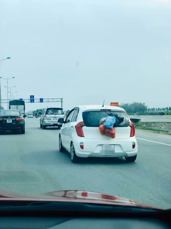 Những bức ảnh chụp lại quà quê theo những chuyến xe được chia sẻ nhiều trên mạng xã hội.