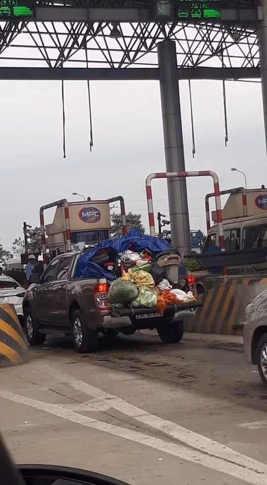 Hình ảnh các chuyến xe chở đầy quà quê dễ dàng bắt gặp trên phố xá. Theo đó, người ta cố nhét được càng nhiều đồ lên xe càng tốt.