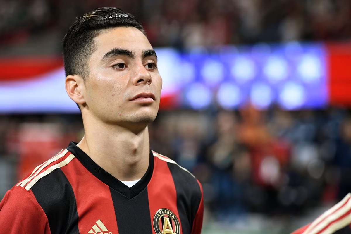  Chuyển nhượng cầu thủ từ Daily Mirror, Arsenal sẽ chào đón chữ ký của tiền đạo người Paraguay, Miguel Almiron với bản hợp đồng trị giá khoảng 15 triệu bảng vào tháng 12 tới đây.