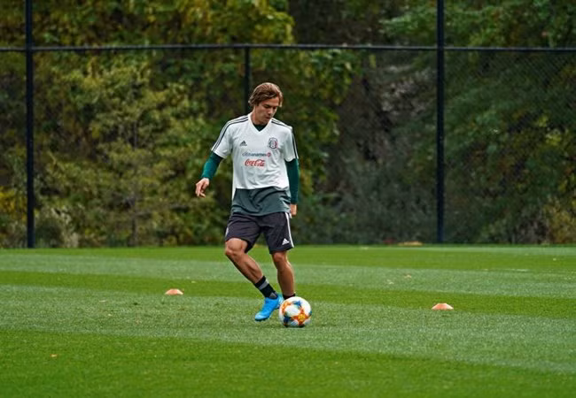 Chuyển nhượng bóng đá từ A Bola cho biết, các tuyển trạch viên của MU đã đến sân theo dõi màn trình diễn của Sebastian Cordova. Vào tuần trước, tiền vệ sinh năm 1997 có màn ra mắt cho ĐTQG Mexico trong chiến thắng 2-0 trước Trinidad &amp; Tobago.