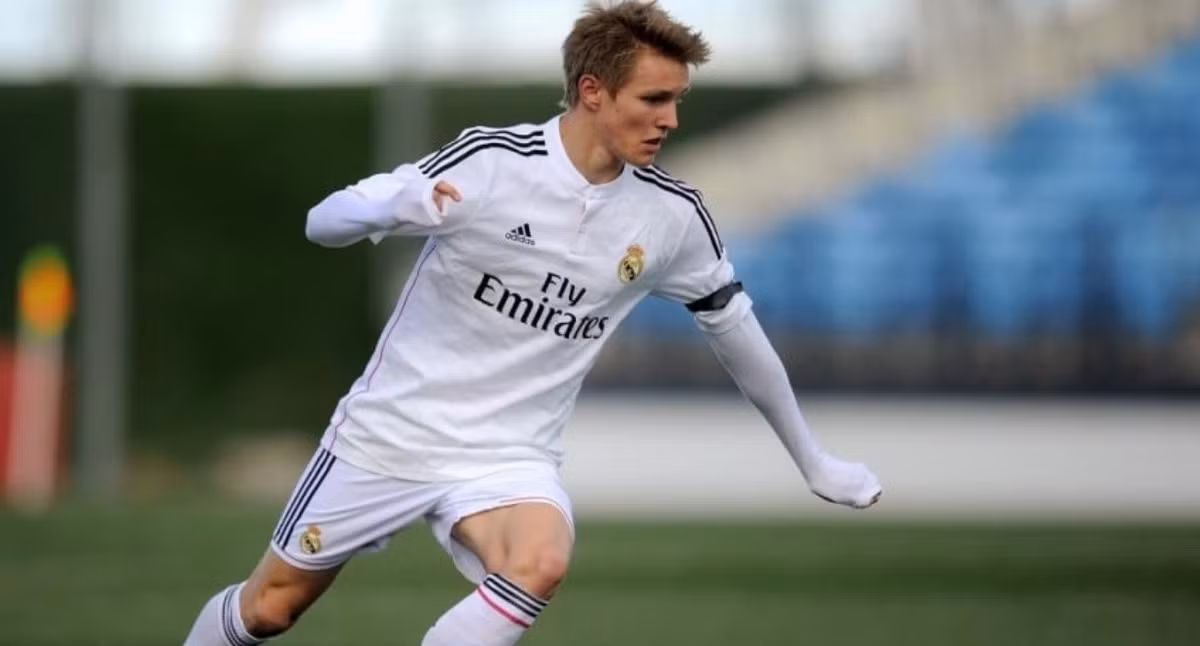Theo Thefootballmancave, Man City nhắm Vinicius Junior và Martin Odegaard để thay thế David Silva tại Etihad. Đây là 2 "báu vật" của Real Madrid, đều trẻ tuổi và mang tiềm năng phát triển rất lớn.
