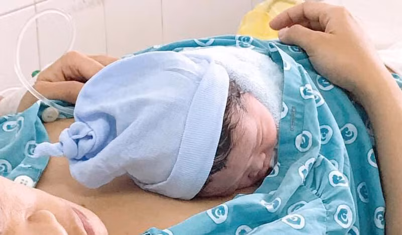 Khong kip toi benh vien, nguoi phu nu 31 tuoi sinh con thu 5 ngay tren duong