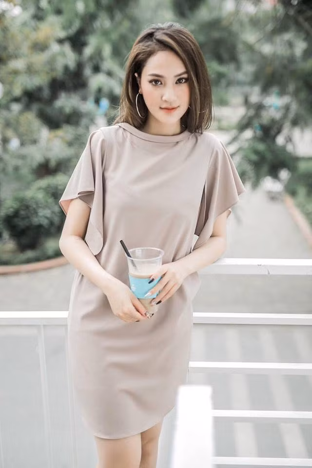 Bởi đã rời xa với chiếc áo cảnh phục được gần một năm nên khi biết được bức hình chụp trong màu áo đó được được dân mạng yêu thích, Thùy An cảm thấy vô cùng thú vị.