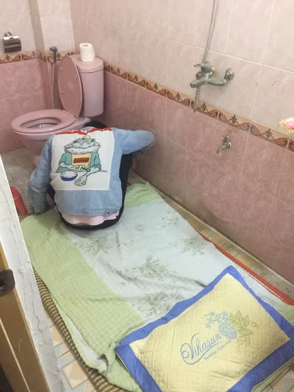 Do quá nhiều lần say rượu, anh chàng này thường xuyên nôn trong nhà vệ sinh nhiều lần. Để tiện một công đôi việc, bạn anh đã "hộ tống" anh vào trong toilet cùng chăn, chiếu, gối ngủ trong đó luôn.