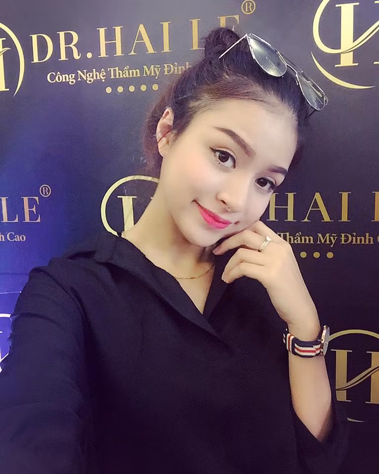 Nổi lên không chỉ bởi tài năng diễn xuất nhập tâm mà cô nàng này còn khiến nhiều người nhớ tới mình bằng vẻ đẹp trẻ trung, năng động và hết sức "xì-tin" trong những vai diễn diễn như tiểu thư, học sinh v.v.